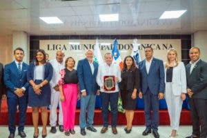 Ministro Paliza recibe reconocimiento de la Asociación Dominicana de Regidores