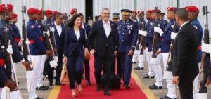 Pareja presidencial regresa al país tras participar en coronación del rey de Carlos III