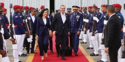 Pareja presidencial regresa al país tras participar en coronación del rey de Carlos III