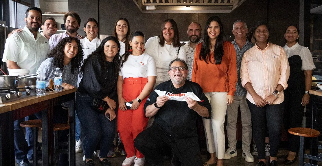 El chef ejecutivo junto a representantes de la empresa Simpex.