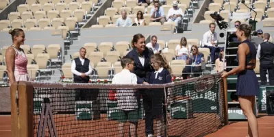 Kostyuk abucheado después de no estrechar la mano de Sabalenka en el Abierto de Francia