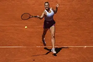 Sabalenka derrota a la adolescente Andreeva en Madrid, Medvedev avanza