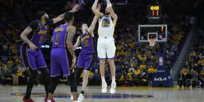 Thompson anota 30, Warriors se ajustan para vencer a Lakers 127-100