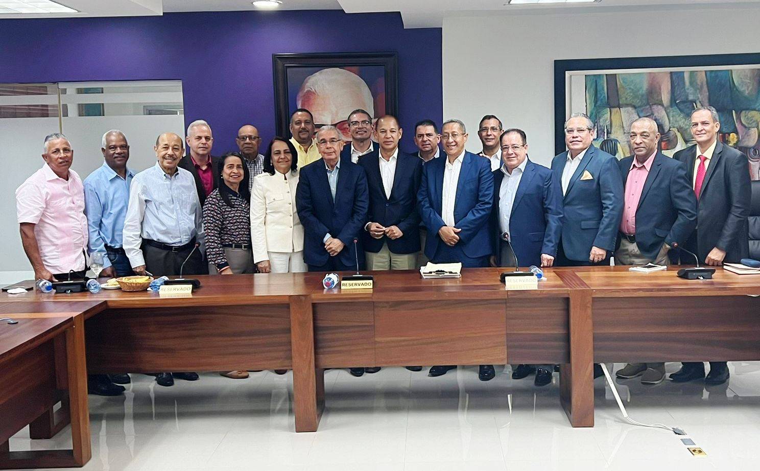 Danilo Medina se reúne con los dirigentes del PLD en La Vega