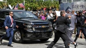 Hombre detenido por cruzarse en camino de Trump con cartel de “Enciérrenlo»- Valió la pena