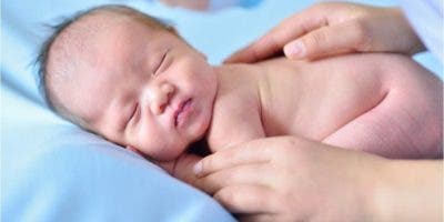 Cómo una simple caricia reduce el dolor de los bebés