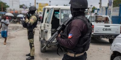 En Haití asesinan cinco policías al mes