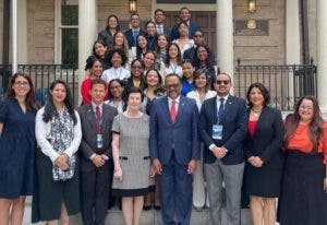 La embajada Sonia Guzmán coordina visita de estudiantes