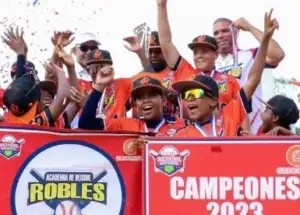 Los Robles triunfan rally béisbol infantil