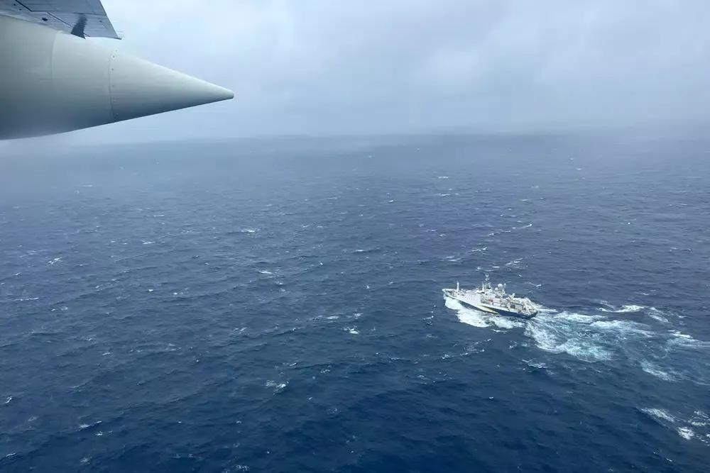 En esta imagen proporcionada por la Guardia Costera de EE. UU., un avión Hércules HC-130 de la Guardia Costera con base en la Estación Aérea de la Guardia Costera de Elizabeth City, Carolina del Norte, sobrevuela el buque de investigación francés L’Atalante aproximadamente a 900 millas al este de Cape Cod, Massachusetts. durante la búsqueda del sumergible Titán de 21 pies, el miércoles 21 de junio de 2023. (Guardia Costera de EE. UU. vía AP)