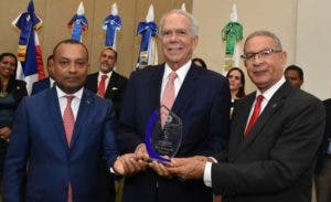 Marcos J. Troncoso recibe el premio a  Excelencia Contador