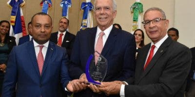 Marcos J. Troncoso recibe el premio a  Excelencia Contador