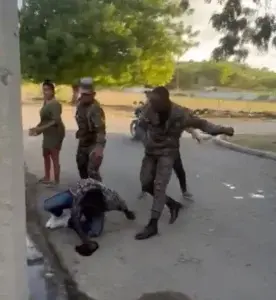 Video: Militares agreden abogado en Mao al confundirlo con un indocumentado