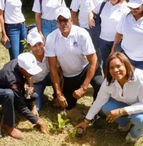 Empleados de Contraloría en reforestación