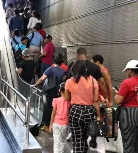 Servicio Metro, lento;  empleados siguen paro