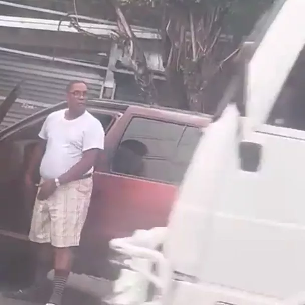 Por un roce entre vehículos choferes se enfrascan en discusión, uno resulta herido y el otro huye