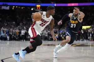 Los Heat ganan en el juego 2 y empatan 1-1 las Finales ante los Nuggets