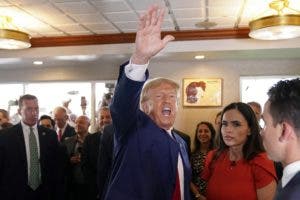 Trump se da un baño de pueblo en un restaurante cubano antes de dejar Miami