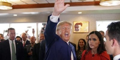 Trump se da un baño de pueblo en un restaurante cubano antes de dejar Miami