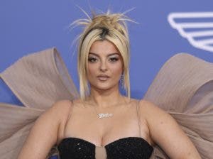 Bebe Rexha dice que está bien después de ser golpeada en la cara por un teléfono