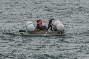 Un buque, drones acuáticos y aviones buscan el submarino turístico que iba al Titanic