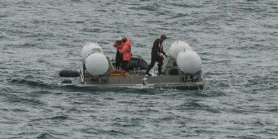 Un buque, drones acuáticos y aviones buscan el submarino turístico que iba al Titanic