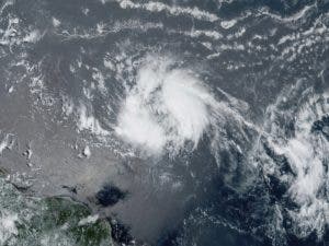 Bret arroja fuertes lluvias a su paso por las Antillas Menores y depresión será tormenta