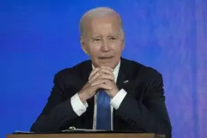 Biden expresa amor por su hijo después de que fue acusado de tres cargos