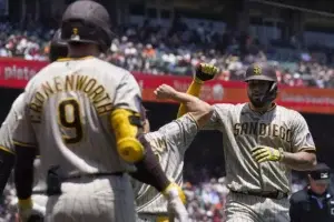 Padres frenan la racha de derrotas con jonrones de Gary Sánchez y Manny Machado