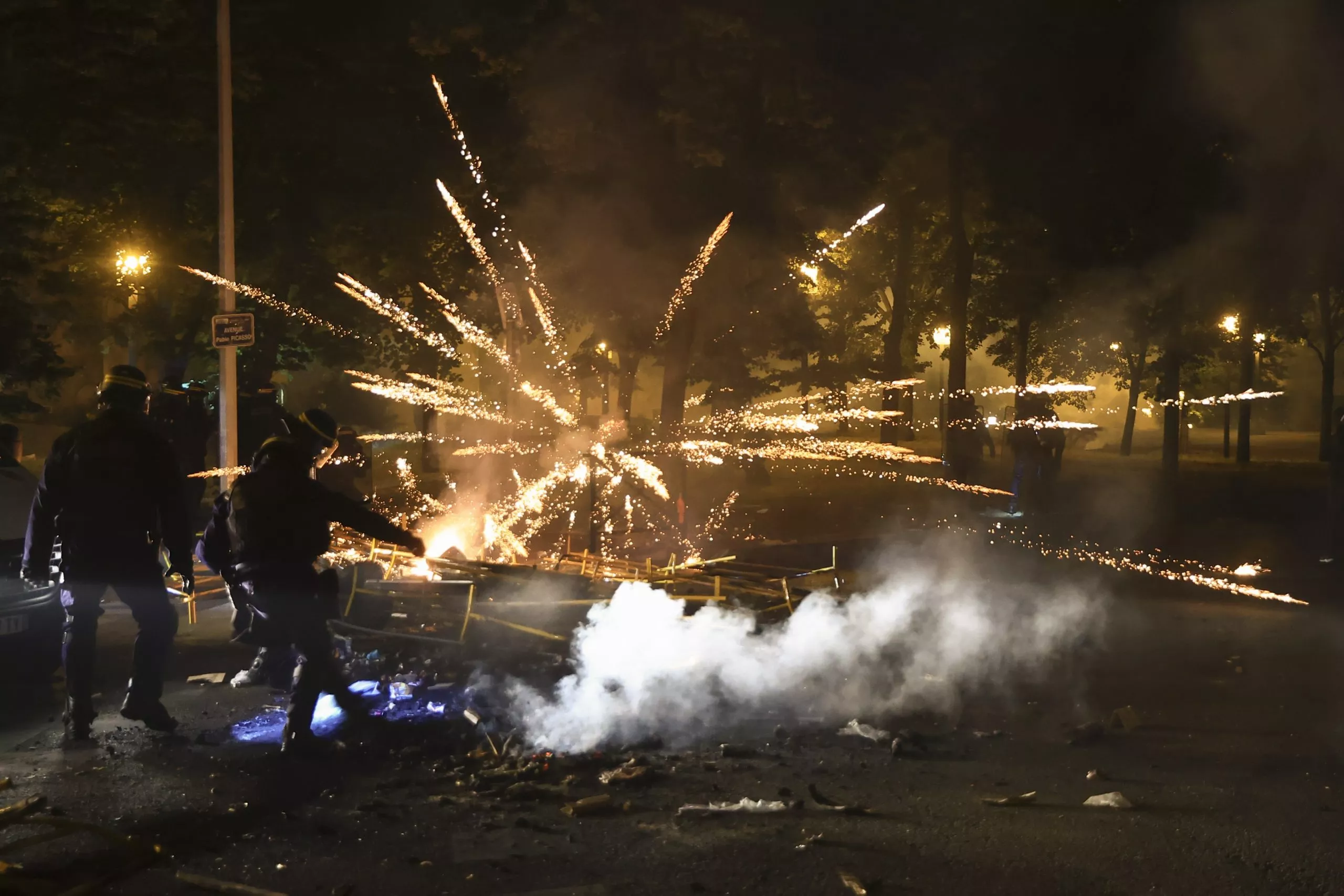 Incendiados 500 edificios públicos y 1.900 vehículos en los disturbios de Francia