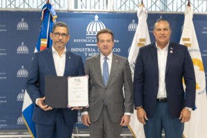 Victor Bisonó destaca certificado de acreditación entregado a Casa Brugal