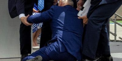 Biden se tropieza y cae al suelo durante una ceremonia en una academia militar