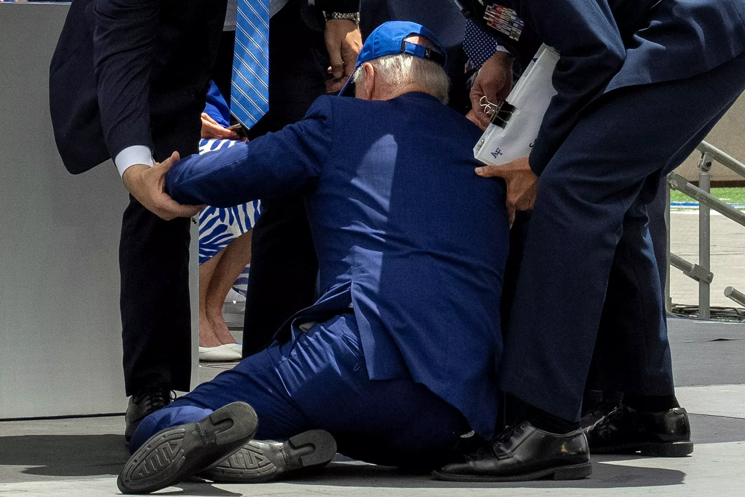 Biden se tropieza y cae al suelo durante una ceremonia en una academia militar