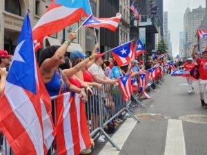 Los puertorriqueños celebran con alegría y música su tradicional desfile en Nueva York