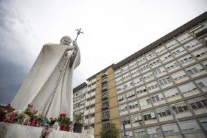 El papa abandonará el hospital en “los próximos días»