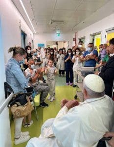 El papa será dado de alta mañana; visita a niños ingresados en oncología