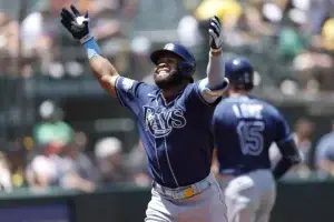 Rays llegan a 50 triunfos impulsados por poder de Raley, Margot