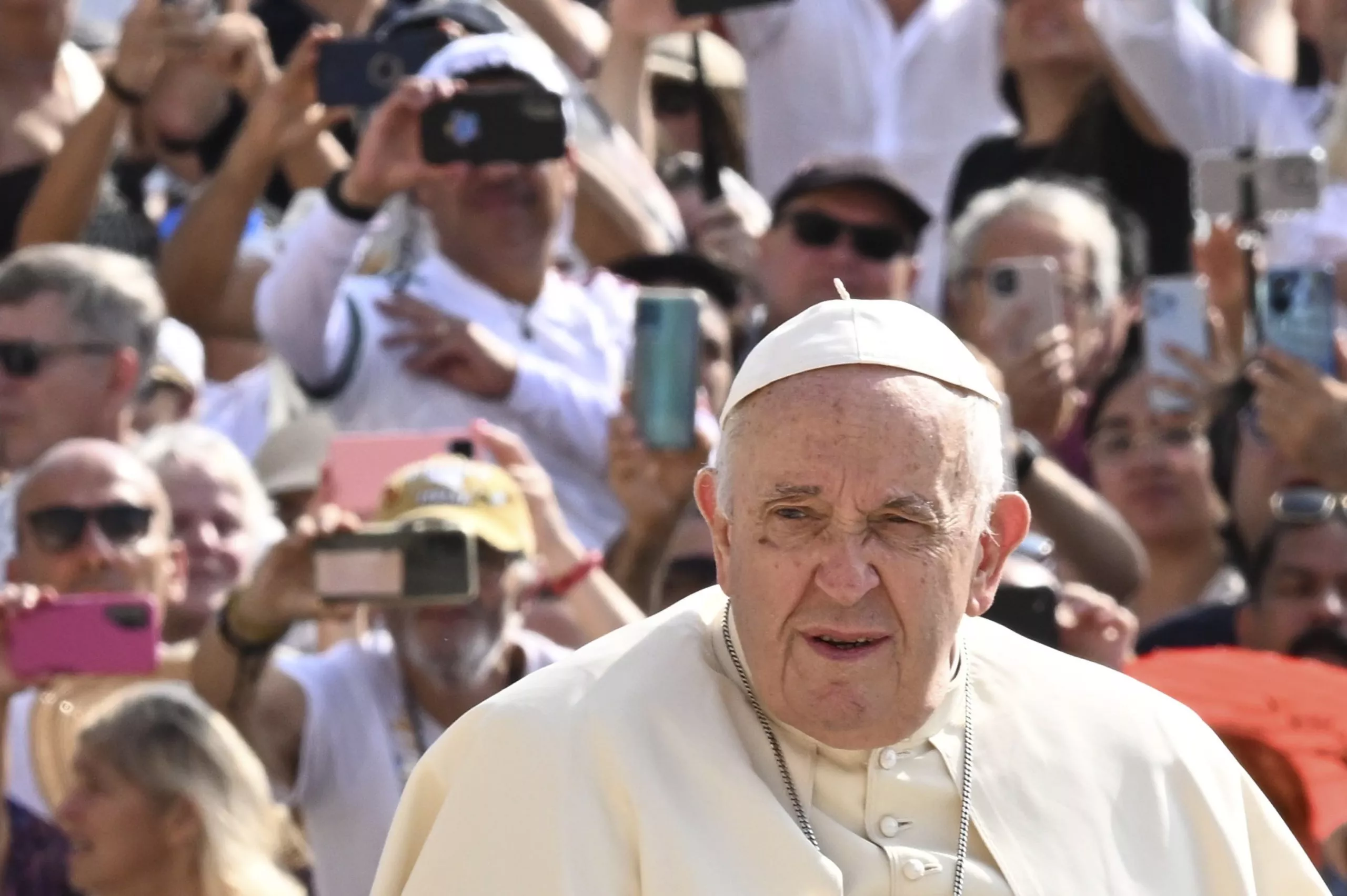 El papa desea que llegue pronto la paz a Ucrania mientras su enviado visita Moscú