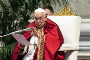 El papa pide “llevar a Jesús” a la “sociedad civil y la política” en la misa por San Pedro