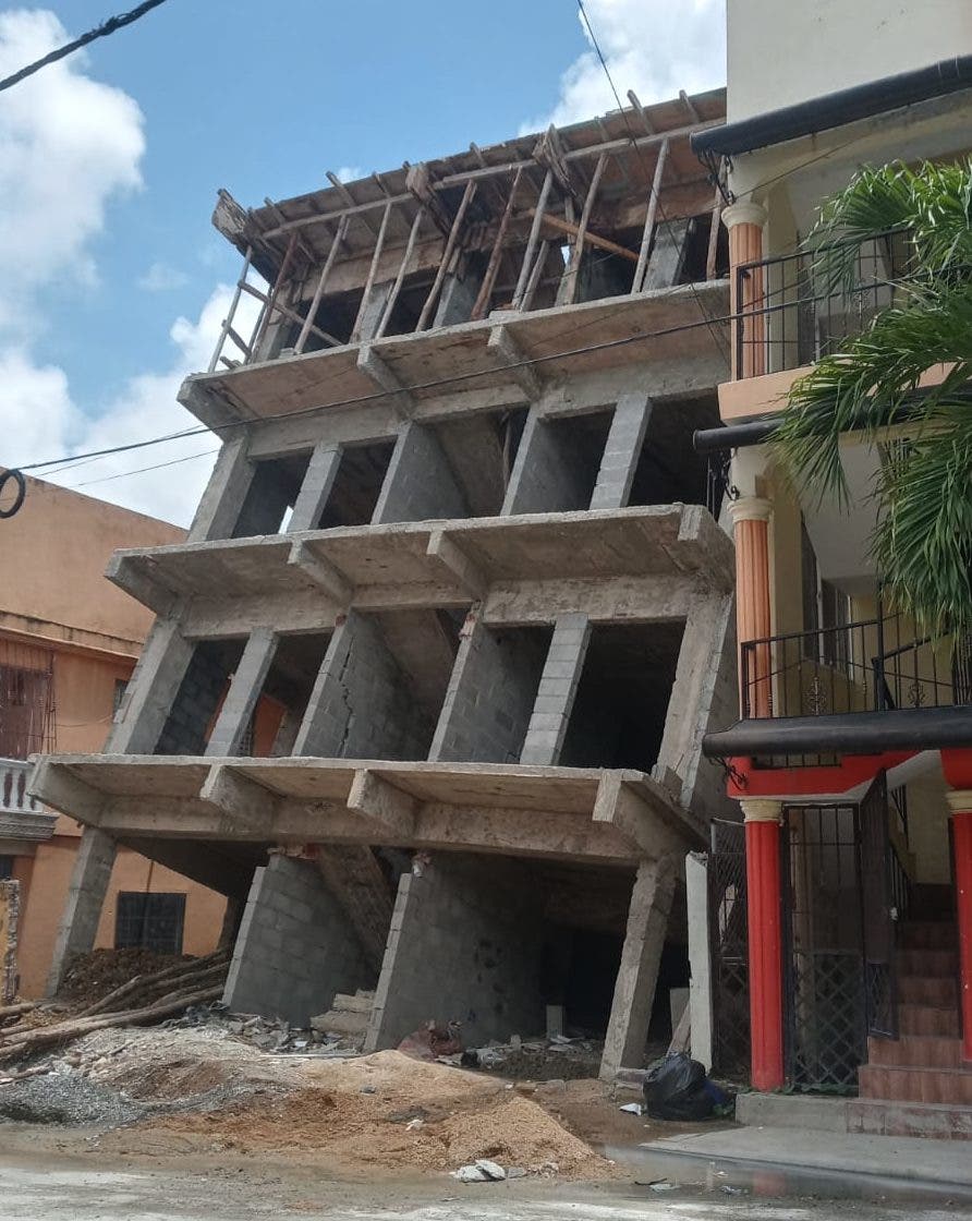 «Graves vicios de construcción» habrían causado colapso de edificio en San Cristóbal según Osiris De León