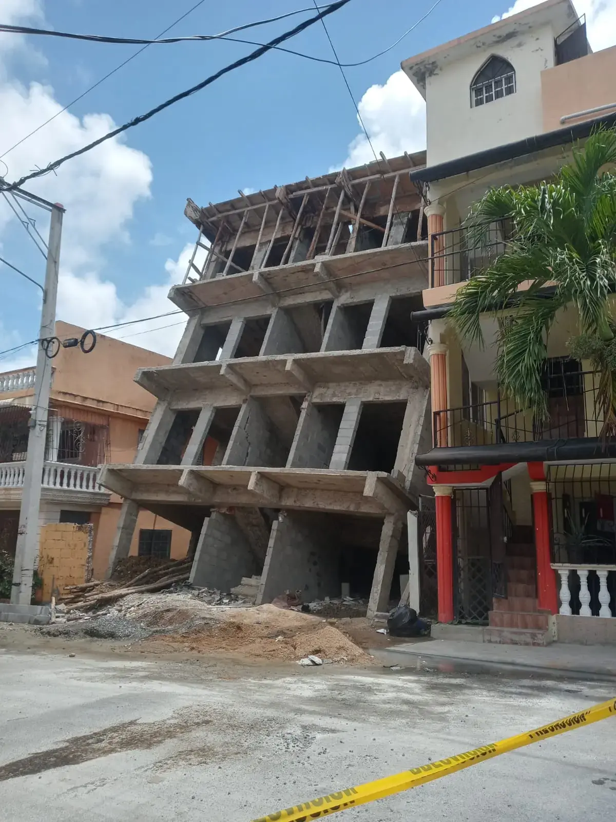 «Graves vicios de construcción» habría causado colapso de edificio en San Cristóbal según Osiris De León