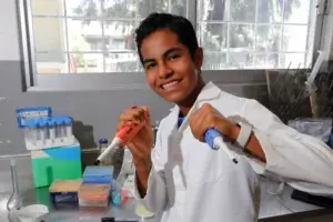 Con 12 años, niño concluyó una maestría en biología molecular en México