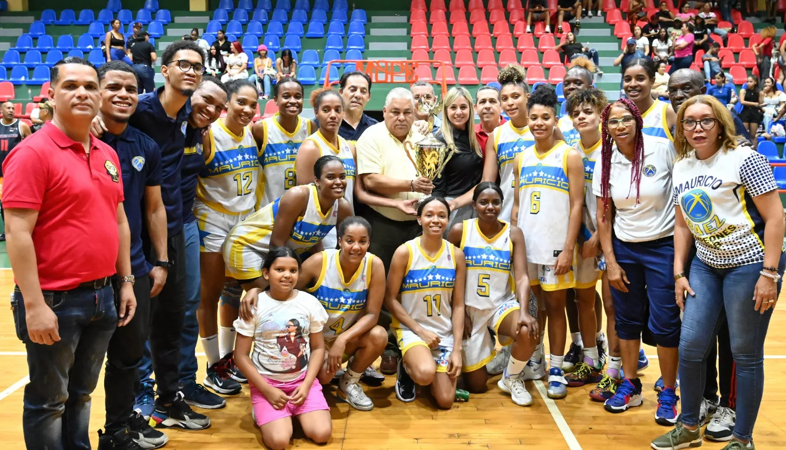 Mauricio Báez retiene título de campeón del Torneo de Baloncesto Superior Femenino