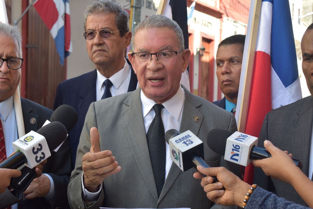 Reacción del Instituto Duartiano ante otorgamiento de nacionalidad dominicana a Vargas Llosa