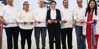 Vicepresidenta entrega ampliación Emergencia y remozamiento hospital de Navarrete