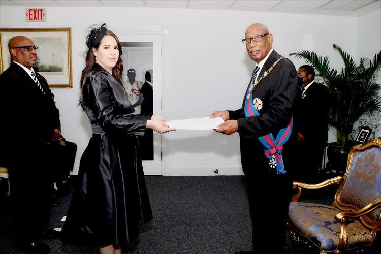 Angie Martínez es designada como la primera embajadora en Las Bahamas