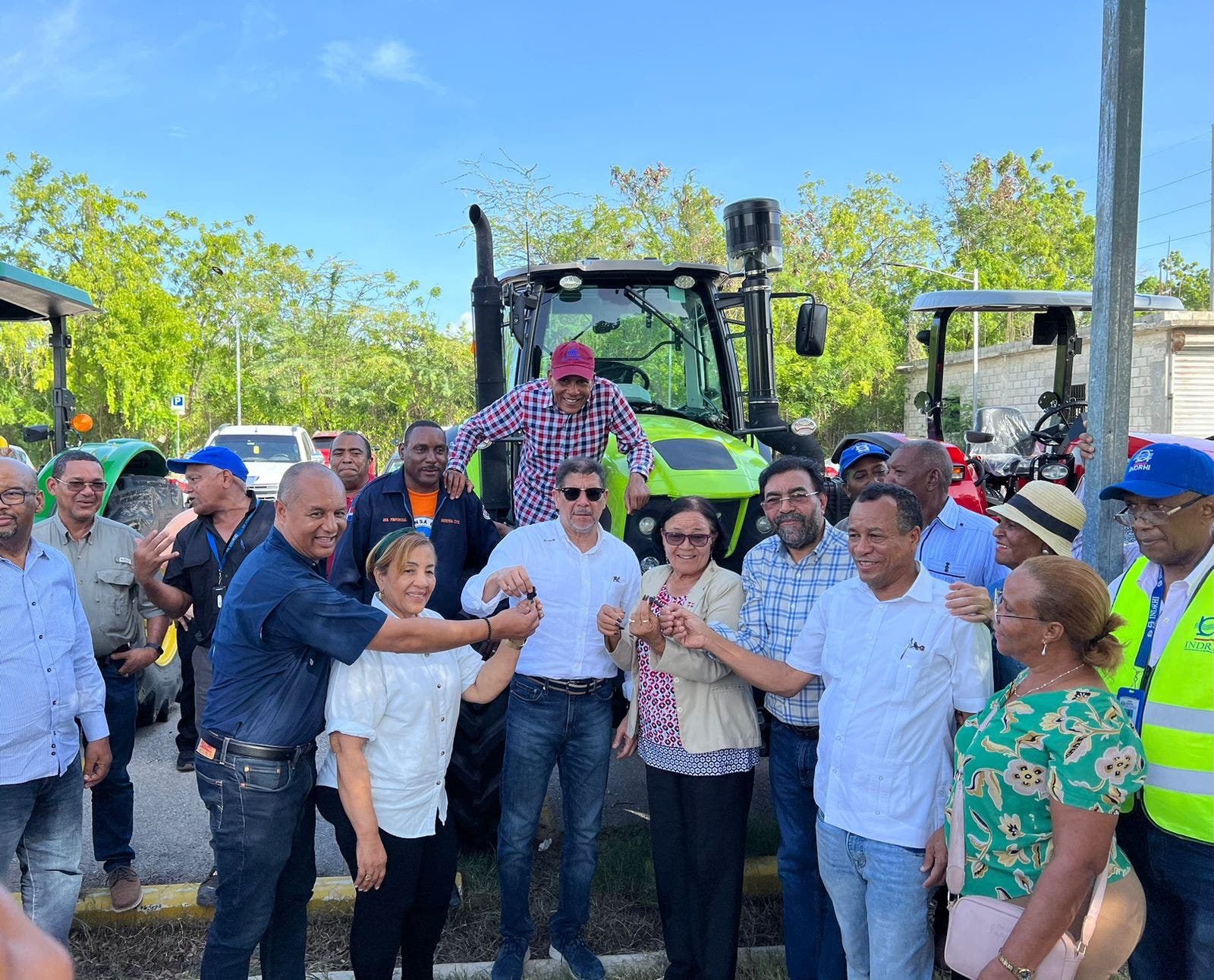 Gobierno entrega 12 tractores en provincias del Sur para productores afectados por lluvias