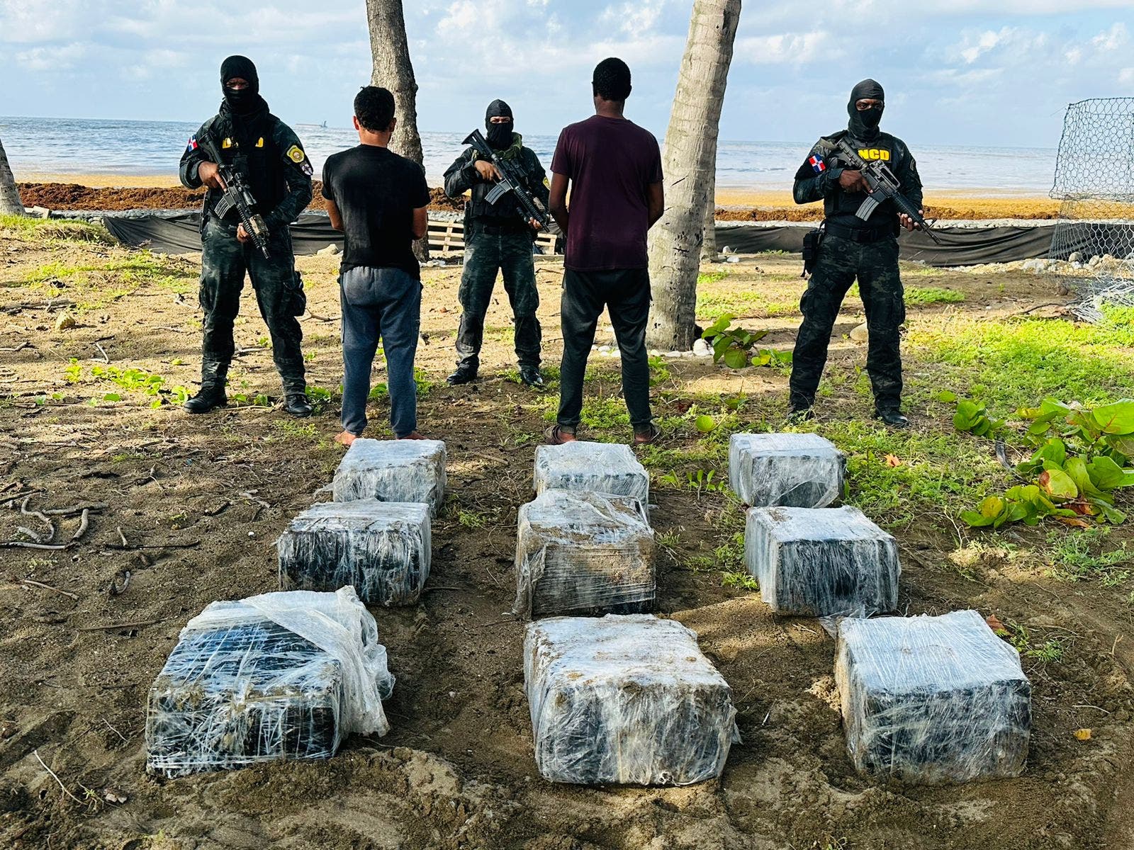 Autoridades apresan dos hombres con 240 paquetes de cocaína en costas de Santo Domingo Este