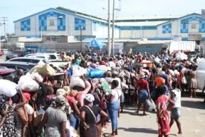 Camioneros haitianos amenazan con cerrar la frontera tras medida de Migración