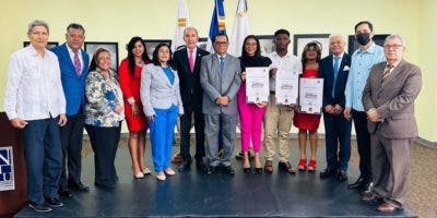 Ganadores del Concurso de Lectura Anual para Estudiantes Universitarios reciben premio